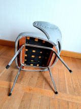 Paire de fauteuils design skaï et capitons, vers 1960 