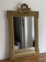 Miroir doré fin 19ème avec  fronton décoré. 118x72.