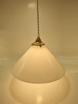 Suspension conique en opaline blanche