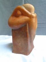 Femme assise drapée socle terre cuite patinée