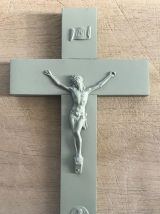 Crucifix ancien vert amande