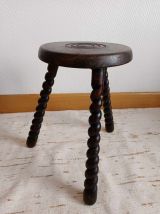 Tabouret tripode brutaliste pieds torsadés 