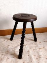 Tabouret tripode brutaliste pieds torsadés 