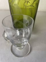 Ancien flacon en verre ciselé +verre de liqueur 