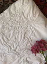 Grande nappe en coton blanc brodé.