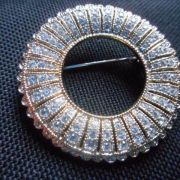 Broche couronne brillants