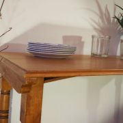 Table ancienne en bois massif naturel aux pieds tournés