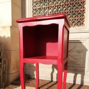 Table de chevet rouge