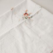 Petite nappe en coton ajourée et brodée