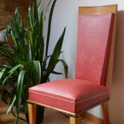 chaise design  années 50 de couleur rouge