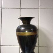 Petit vase en métal