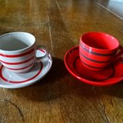 Duo de petites tasses colorées et assorties