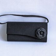 Elégante pochette de cérémonie noire. Excellent état.