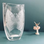 Beau vase vintage en verre épais et motif dépoli papillon