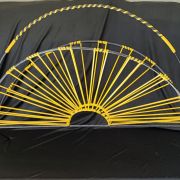 GRAND PORTE-REVUES EN METAL NOIR ET FILS DE SCOUBIDOU JAUNE