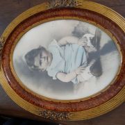 Ancien cadre en bois doré et fleurs en leton photo enfant de