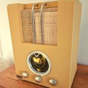 Radio vintage upcyclée en lampe d'ambiance