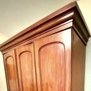 Armoire victorienne en acajou, penderie et étagères