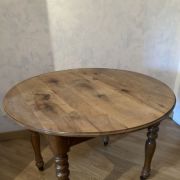 Très jolie table ronde en noyer XIXe