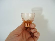 Lot de 6 verres anciens à digestif, verre pressé rose