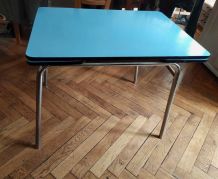 Table en formica bleu