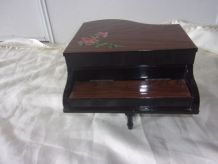 Ancienne boîte à bijoux forme piano