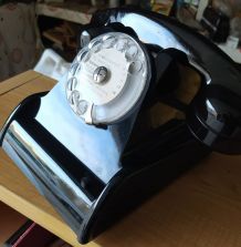 Telephone ancien en bakelite noir