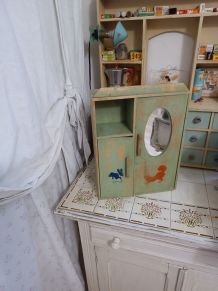 Armoire de poupée patinée vintage 