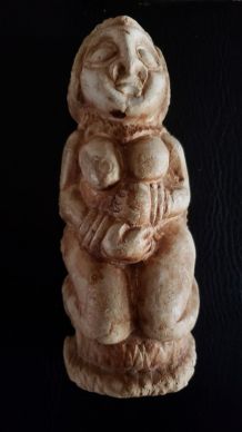 Idole de maternité Phénicienne en plâtre sculpté ancienne