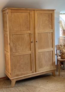 Armoire vintage en bois brut pieds compas 