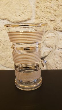 Cruche en verre granité et liserés dorés