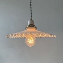 SUSPENSION ANCIENNE DENTELEE EN OPALINE VINTAGE