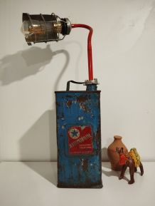 Ancien bidon de carburant vintage recyclé en lampe à poser 