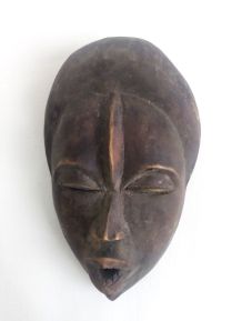 Ancien masque Dan en bois sculpté.