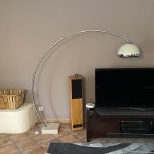 Lampadaire arc GUZZINI. 1970. Italie. Pied en marbre.