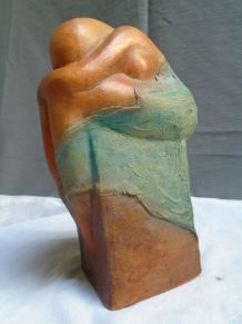 Femme assise drapée socle terre cuite patinée