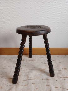 Tabouret tripode brutaliste pieds torsadés 