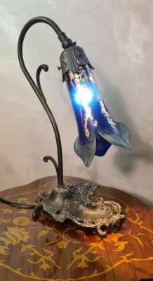   lampe  fonte acier patiné bronze et  tulipe pate de verre 