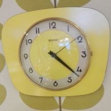 Horloge en formica jaune Manufrance