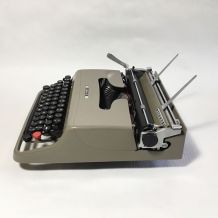 Machine à écrire Olivetti Lettera 22 "Pasolini"