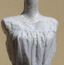 Robe vintage blanche avec broderies anglaises blanches et bleues de la taille 38 à 46