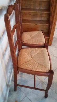 2 chaises en bois et paille 
