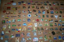 GROS LOT DE + DE 220 PIN'S de collection 