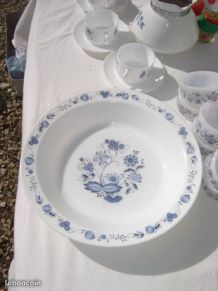 Grand plat Arcopal fleurs bleues ANTAR Vintage