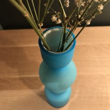Joli vase bleu en verre bicolore
