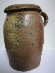 Pot ancien avec anse en terre cuite