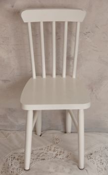 Petite chaise d'enfant en bois blanc