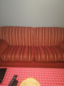 Canapé original rouge et or