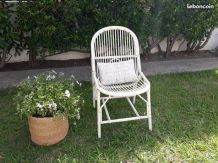 Chaise en rotin blanche