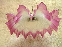 ancienne lampe suspension opaline drapée rose